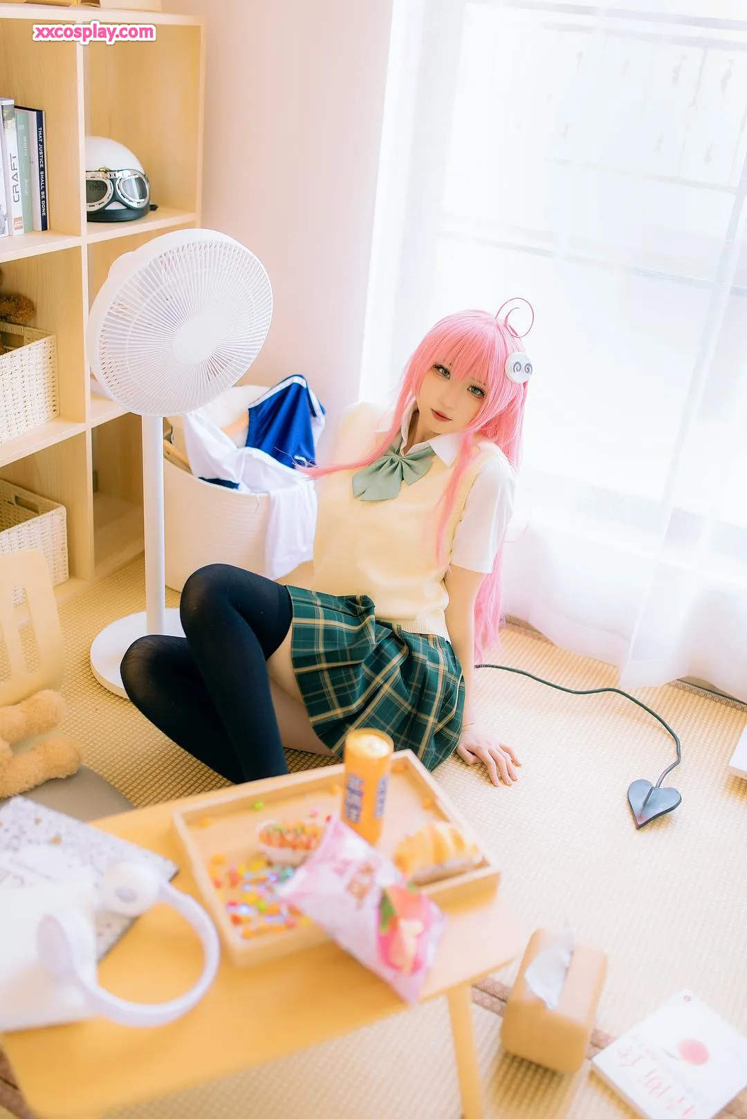Wasitaya Xiaolongxia: Lala School Uniform Cosplay
